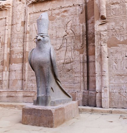 Téléchargez les photos : Statue en granit du faucon Dieu Horus à l'entrée Temple d'Horus, Edfou, Egypte. Temple d'Horus ptolémaïque célèbre à Idfu (Edfou, Behdet), Égypte - en image libre de droit