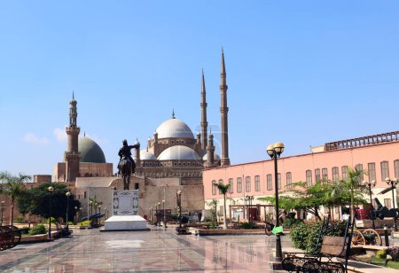Téléchargez les photos : Grande mosquée de Muhammad Ali Pacha dans l'ancienne Citadelle du Caire, Égypte, Afrique du Nord. Célèbre monument du Caire - mosquée d'albâtre de l'époque ottomane dans la citadelle - en image libre de droit