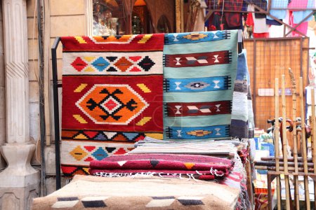 Téléchargez les photos : Tapis multicolores sur le marché extérieur sur Khan Al-Khalili Bazaar, Le Caire, Egypte. Beaux tapis faits à la main sur le marché ouvert bazar - en image libre de droit