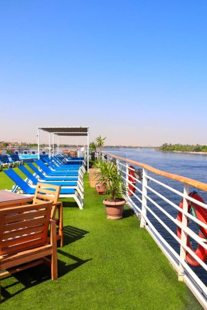 Téléchargez les photos : Sundesk sur un bateau de croisière. Un endroit pour se détendre, tables et chaises longues sur le pont. Croisière de luxe sur le Nil, Égypte, Afrique. Vacances d'été, détente sur les bateaux de croisière - en image libre de droit