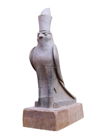 Téléchargez les photos : Statue en granit du faucon Dieu Horus à l'entrée Temple d'Horus, Edfou, Egypte. Isolé sur fond blanc - en image libre de droit