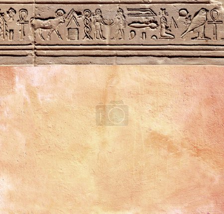Téléchargez les photos : Fond vertical avec des hiéroglyphes égyptiens antiques sur un mur de pierre, Égypte, Afrique. Fond avec grès sculpté avec hiéroglyphe. Modèle maquillé. Espace de copie pour le texte - en image libre de droit