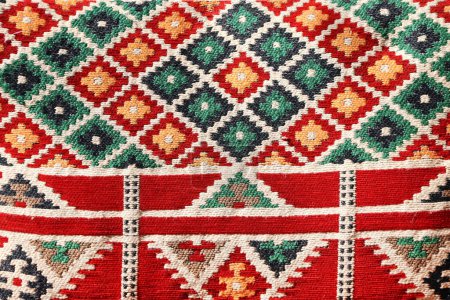 Téléchargez les photos : Texture de tapis de laine traditionnelle roumaine avec motif géométrique, Iran - en image libre de droit