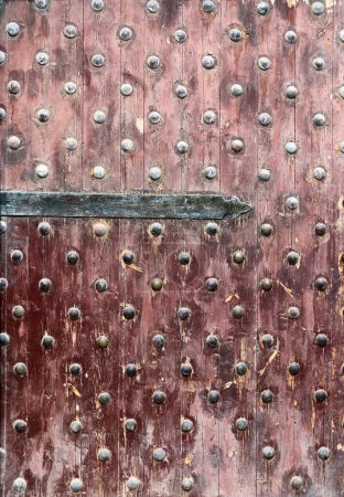 Téléchargez les photos : Détail de la vieille feuille de porte en bois. Porte ancienne en bois avec rivets métalliques à Qaitbay Citadelle, Alexandrie, Egypte - en image libre de droit