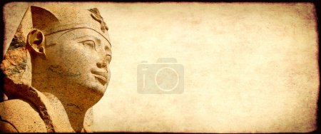 Téléchargez les photos : Fond grunge avec texture de papier et visage de statue de sphinx. Bannière horizontale avec ancien sphinx égyptien à Alexandrie. Espace de copie pour le texte. Modèle de maquette - en image libre de droit