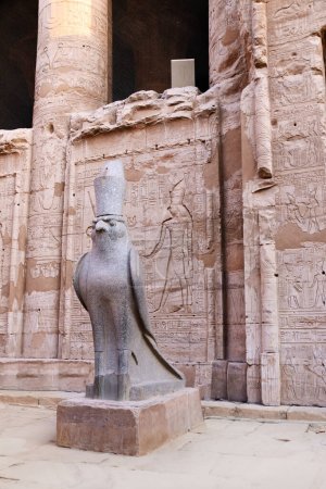 Téléchargez les photos : Statue en granit du faucon Dieu Horus à l'entrée Temple d'Horus, Edfou, Egypte. Temple d'Horus ptolémaïque célèbre à Idfu (Edfou, Behdet), Égypte - en image libre de droit