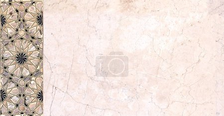 Téléchargez les photos : Fond horizontal ou vertical avec décoration traditionnelle en tuiles marocaines. Détail de mosaïque antique avec ornements en nacre et texture en marbre rose. Modèle maquillé. Espace de copie pour le texte - en image libre de droit