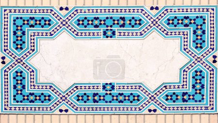 Foto de Detail of traditional persian mosaic wall with geometrical ornament, Iran. Horizontal frame with ceramic tile of blue, cian, brown and white colors. Mock up template. Copy space for text - Imagen libre de derechos