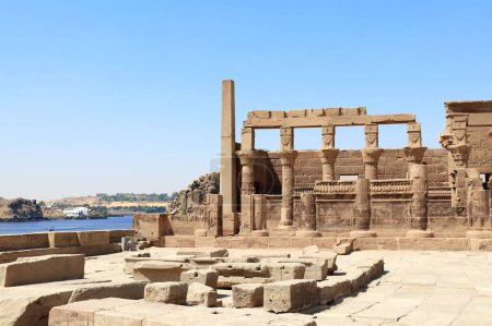 Téléchargez les photos : Temple d'Isis sur l'île d'Agilkia (Philae) et le fleuve Nil, réservoir du barrage bas d'Assouan, Egypte. Vacances d'été, détente sur les bateaux de croisière - en image libre de droit