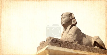Téléchargez les photos : Fond grunge avec texture de papier et statue de sphinx. Bannière horizontale avec ancien sphinx égyptien à Alexandrie. Espace de copie pour le texte. Modèle de maquette - en image libre de droit