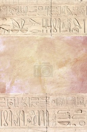 Foto de Fondo vertical con jeroglíficos egipcios antiguos en la pared de piedra, Egipto, África. Fondo con tallado en arenisca con jeroglífico. Plantilla falsa. Copiar espacio para texto - Imagen libre de derechos