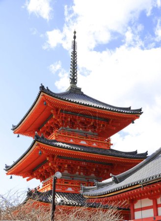 Antiker Pavillon im Fushimi Inari-Schrein. Frühling in Kyoto, Japan