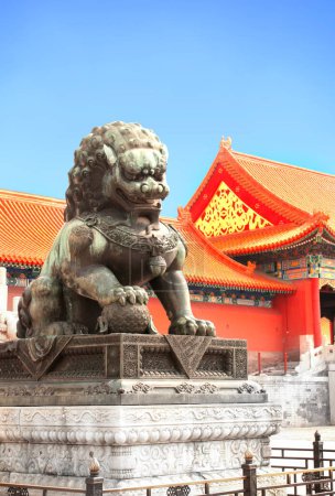 Foto de Antiguos pabellones y estatua de león en Ciudad Prohibida. León guardián chino de bronce frente a la Puerta de la Armonía Suprema, Ciudad Prohibida, Beijing, China - Imagen libre de derechos