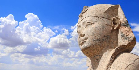 Téléchargez les photos : Bannière horizontale avec visage de Sphinx dans le célèbre Serapeum d'Alexandrie, Alexandrie, Egypte, Afrique du Nord. Sphinx dans le temple romain Serapeum. Sur fond de ciel bleu - en image libre de droit