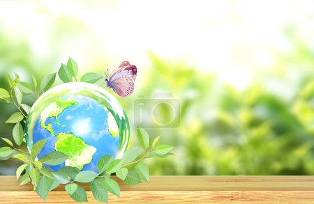 Téléchargez les photos : Bannière horizontale avec Terre en boule de verre sur feuilles vertes. Ecologie, écologisation. Protection de l'environnement et de la conservation. Fond ensoleillé d'été avec globe et plantes. 3d rendu - en image libre de droit