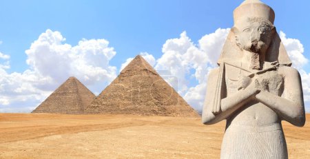 Foto de Banner horizontal con estatua de faraón de piedra y famosas Grandes Pirámides de Chephren y Keops, El Cairo, Egipto. Dos Grandes Pirámides y antigua estatua de Ramsés II, complejo piramidal de Giza (Necrópolis de Giza) - Imagen libre de derechos