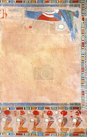 Foto de Fondo vertical con pintura mural colorida egipcia antigua y textura de pared de estuco. Marco en estilo egipcio con Figura de águila y cobras. Plantilla falsa. Copiar espacio para texto - Imagen libre de derechos