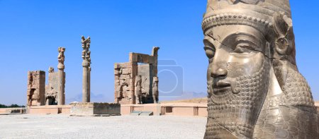 Téléchargez les photos : Bannière horizontale avec Porte de tous les Peuples (Porte de Xerxès) et visage de lamassu, divinité protectrice assyrienne - taureau ailé à tête humaine, Persépolis, Iran - en image libre de droit