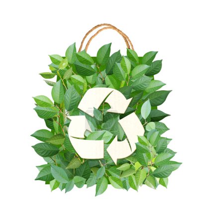 Foto de Consumo responsable. Reciclar símbolo en la bolsa de compras hecha de hojas. Negocio ecológico. Ecología, cero residuos, verde, medio ambiente, concepto de protección de la conservación. Aislado en el blanco - Imagen libre de derechos
