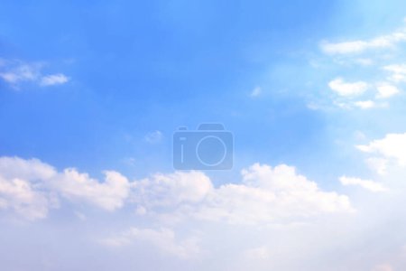 Foto de Nubes blancas en el cielo azul. Hermosa escena natural. Copiar espacio para texto - Imagen libre de derechos