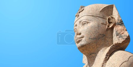 Horizontales Banner mit dem Gesicht der Sphinx im berühmten Serapeum von Alexandria, Alexandria, Ägypten, Nordafrika. Sphinx im römischen Tempel Serapeum. Auf blauem Himmel Hintergrund