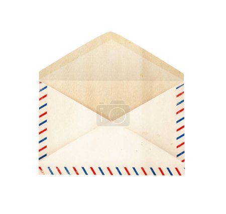 Téléchargez les photos : Vue par police de l'enveloppe vierge en papier à lettres ouvert vieilli avec bords rayés. Isolé sur fond blanc - en image libre de droit