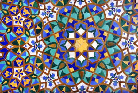 Foto de Fondo vertical u horizontal con detalle de antiguas paredes de mosaico con ornamentos florales y geométricos. Decoraciones tradicionales de baldosas marroquíes - Imagen libre de derechos