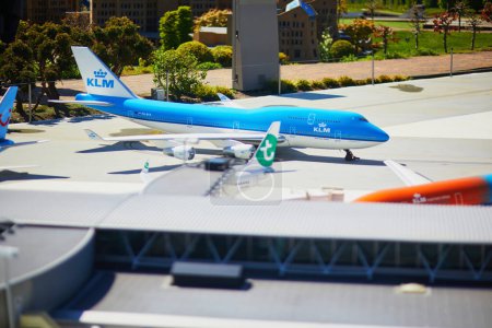 Foto de LA HAYA, PAÍSES BAJOS - 26 DE ABRIL DE 2022: Modelos de aviones y aeropuerto internacional de Schiphol en Madurodam miniature park, La Haya, Holanda - Imagen libre de derechos