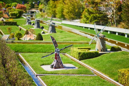 Foto de LA HAYA, PAÍSES BAJOS - 26 DE ABRIL DE 2022: Mini modelos de molinos de viento en Madurodam miniature park, La Haya, Holanda - Imagen libre de derechos