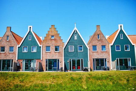 Foto de Coloridas casas en parque marino en Volendam. Paisaje típico holandés en Holanda Septentrional, Holanda. - Imagen libre de derechos