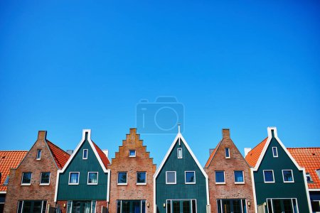 Foto de Coloridas casas en parque marino en Volendam. Paisaje típico holandés en Holanda Septentrional, Holanda. - Imagen libre de derechos