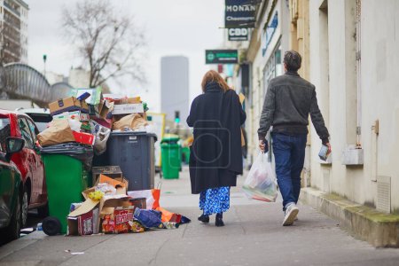 Téléchargez les photos : Paris, France - 12 mars 2023 : Rues désordonnées avec poubelles pleines lors d'une grève des binmen à Paris, France - en image libre de droit