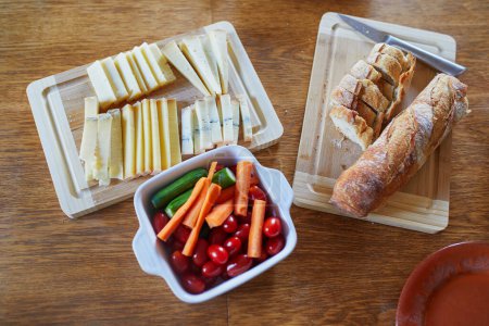Téléchargez les photos : Différents types de fromage, légumes et pain blanc frais sur la table en bois - en image libre de droit