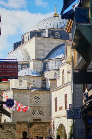 Foto de ISTANBUL, TURQUÍA - 23 DE ABRIL DE 2023: Hermosos detalles arquitectónicos de la mezquita Mihrimah Sultan en Estambul, Turquía - Imagen libre de derechos