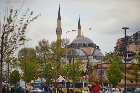 Foto de ISTANBUL, TURQUÍA - 26 DE ABRIL DE 2023: Gente caminando por una calle en el distrito de Uskudar cerca de la mezquita Mihrimah Sultan en Estambul, Turquía - Imagen libre de derechos
