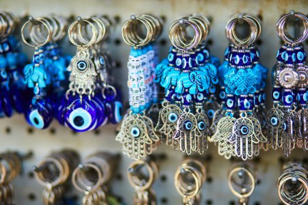 Téléchargez les photos : Divers bijoux colorés et bijouterie sur le marché turc traditionnel à Istanbul, Turquie - en image libre de droit