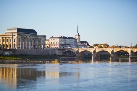 Téléchargez les photos : Vue panoramique sur la Loire avec pont Cessart à Saumur, département du Maine-et-Loire, ouest de la France - en image libre de droit