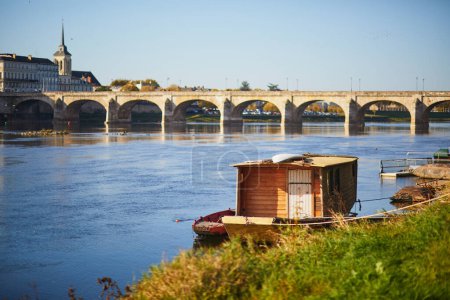 Téléchargez les photos : Vue panoramique sur la Loire avec pont Cessart à Saumur, département du Maine-et-Loire, ouest de la France - en image libre de droit
