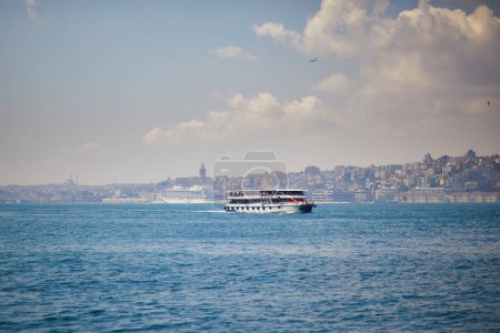 Téléchargez les photos : Passenger ferry navigue à travers le détroit du Bosphore à Istanbul, Turquie - en image libre de droit