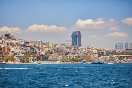 Téléchargez les photos : Vue panoramique sur la ville à travers le détroit du Bosphore à Istanbul, Turquie - en image libre de droit