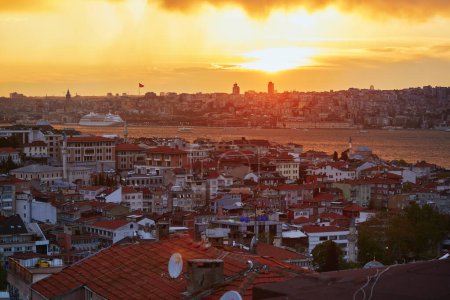 Téléchargez les photos : Vue panoramique du quartier d'Uskudar du côté asiatique d'Istanbul, Turquie avec la mosquée bleue et Hagia Sophia à l'horizon sur le détroit du Bosphore avec un ciel spectaculaire pendant le coucher du soleil - en image libre de droit