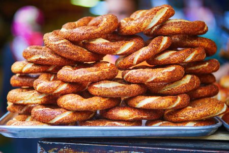 Téléchargez les photos : De nombreux bagels turcs frais au sésame connus sous le nom de simits sur un marché de rue à Istanbul, en Turquie - en image libre de droit