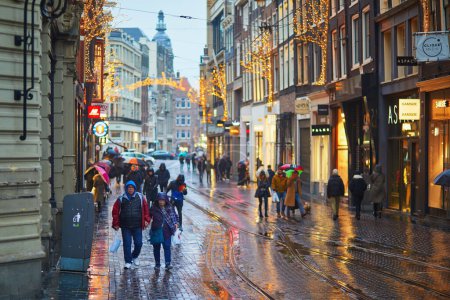 Téléchargez les photos : AMSTERDAM, PAYS-BAS - 25 DÉCEMBRE 2022 : Jour de Noël pluvieux à Amsterdam, Pays-Bas - en image libre de droit