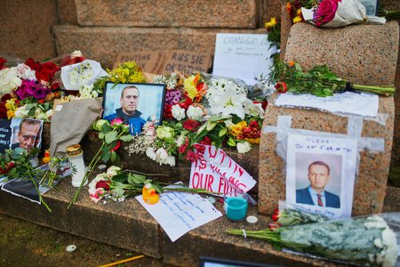 Foto de PARÍS, FRANCIA - 19 DE FEBRERO DE 2024: Monumento temporal a Alexei Navalny cerca de Pedro de Serbia primer monumento y no lejos de la embajada rusa en París, Francia - Imagen libre de derechos