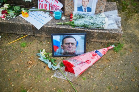 Foto de PARÍS, FRANCIA - 19 DE FEBRERO DE 2024: Monumento temporal a Alexei Navalny cerca de Pedro de Serbia primer monumento y no lejos de la embajada rusa en París, Francia - Imagen libre de derechos