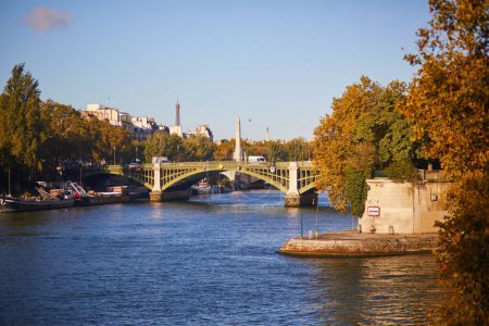 Téléchargez les photos : PARIS, FRANCE - 30 OCTOBRE 2023 : Les touristes se relaxent sur l'île Saint-Louis à Paris - en image libre de droit