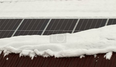 Foto de Paneles solares en el techo en invierno. - Imagen libre de derechos