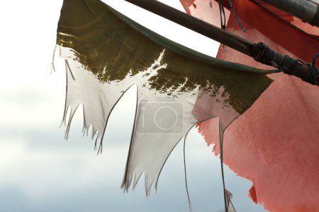 Foto de Banderas rotas en el mástil de un buque pesquero. - Imagen libre de derechos