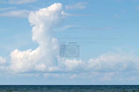 Foto de Nube extraña sobre el mar Báltico. - Imagen libre de derechos