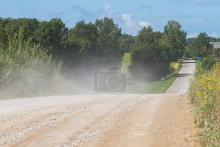 Foto de Límite entre el camino de grava y asfalto en una carretera. - Imagen libre de derechos